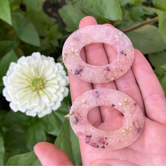 Handmade pink floral resin earrings. - Picture 2 of 5